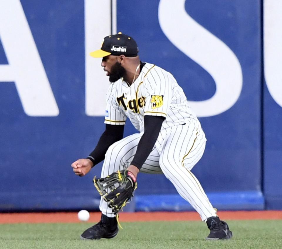 　６回、ロハスは宮崎の打球を後逸する（撮影・山口登）