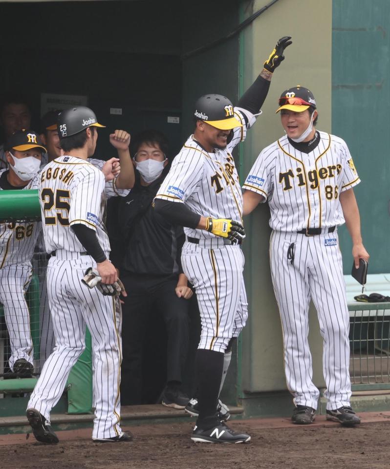 ２４日のウエスタン、オリックス戦３回、２点本塁打を放って生還しラパンパラポーズを決めるマルテ（中央）