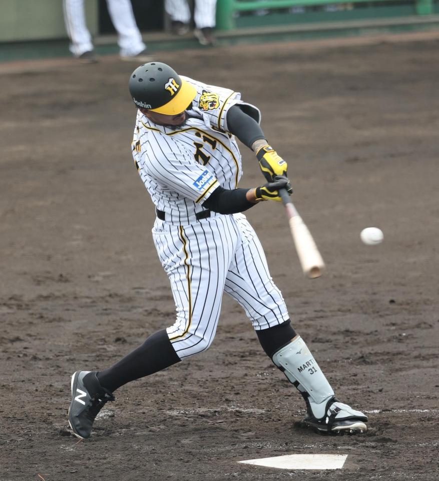 ２４日のウエスタン、オリックス戦３回、２点本塁打を放つマルテ（代表撮影）