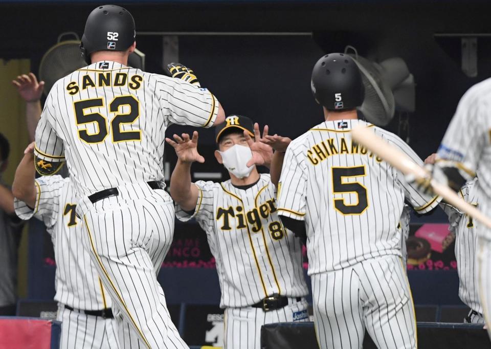 　３回、２ランを放ったサンズ（左）と近本を迎える矢野監督（撮影・田中太一）