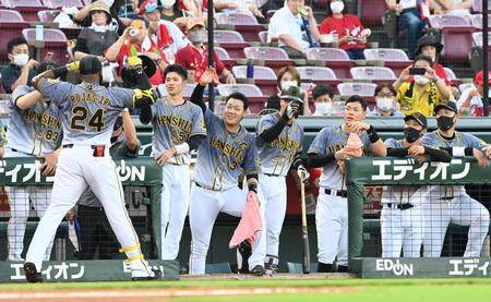 ２回、ロハスの先制ソロにわく阪神ナイン（撮影・飯室逸平）
