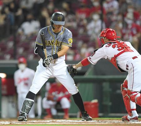 ６回、３打席連続で三振する佐藤輝（撮影・田中太一）