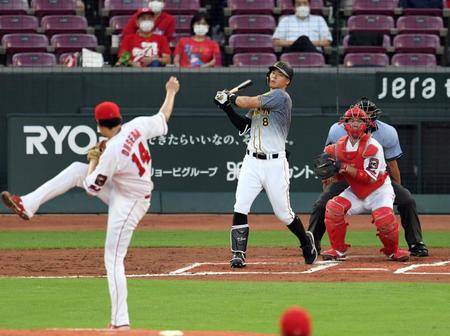 ２回、佐藤輝は空振り三振に倒れる（撮影・山口登）