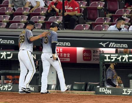 試合終了し、再三のチャンスで凡退した大山はガックリベンチに戻る（撮影・山口登）
