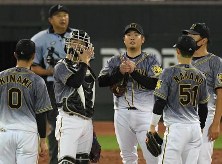 ４回、ピンチを迎えマウンドに集まる坂本と西勇ら阪神ナイン（撮影・山口登）