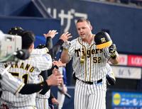 　３回、サンズは２ランを放ちナインに迎えられる