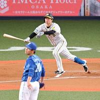 　１回、坂本（手前）から右越えに９号先制ソロを放つ近本