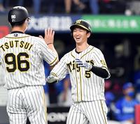 　１回、近本は先制ソロを放ち笑顔で生還する