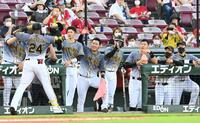 ２回、ロハスの先制ソロにわく阪神ナイン（撮影・飯室逸平）