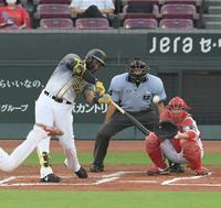 ２回、ロハスは左越えに先制ソロを放つ（撮影・山口登）
