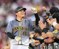 ３回、敵失で生還した西勇は笑顔でナインに迎えられる（撮影・田中太一）