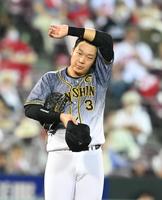 ５回、好機に凡退し、守備位置で汗をぬぐう大山（撮影・飯室逸平）
