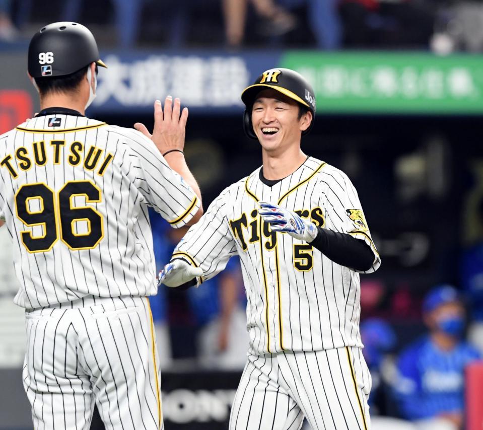 　１回、近本は先制ソロを放ち笑顔で生還する