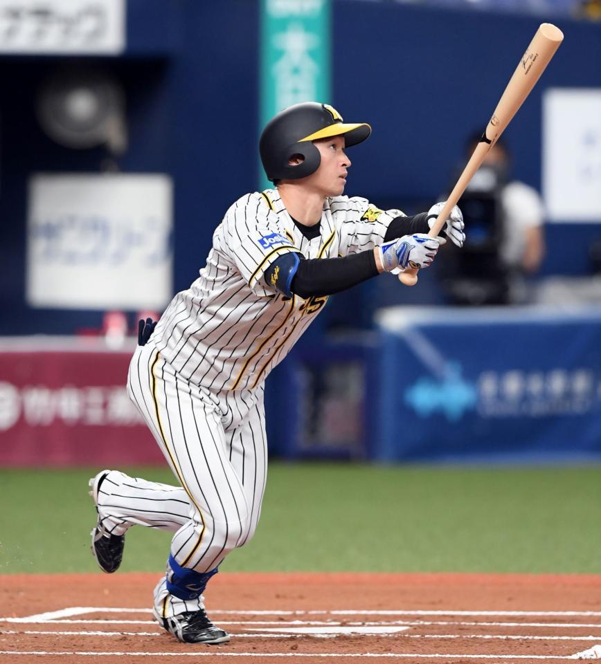 　１回、近本は右越えに先制ソロを放つ