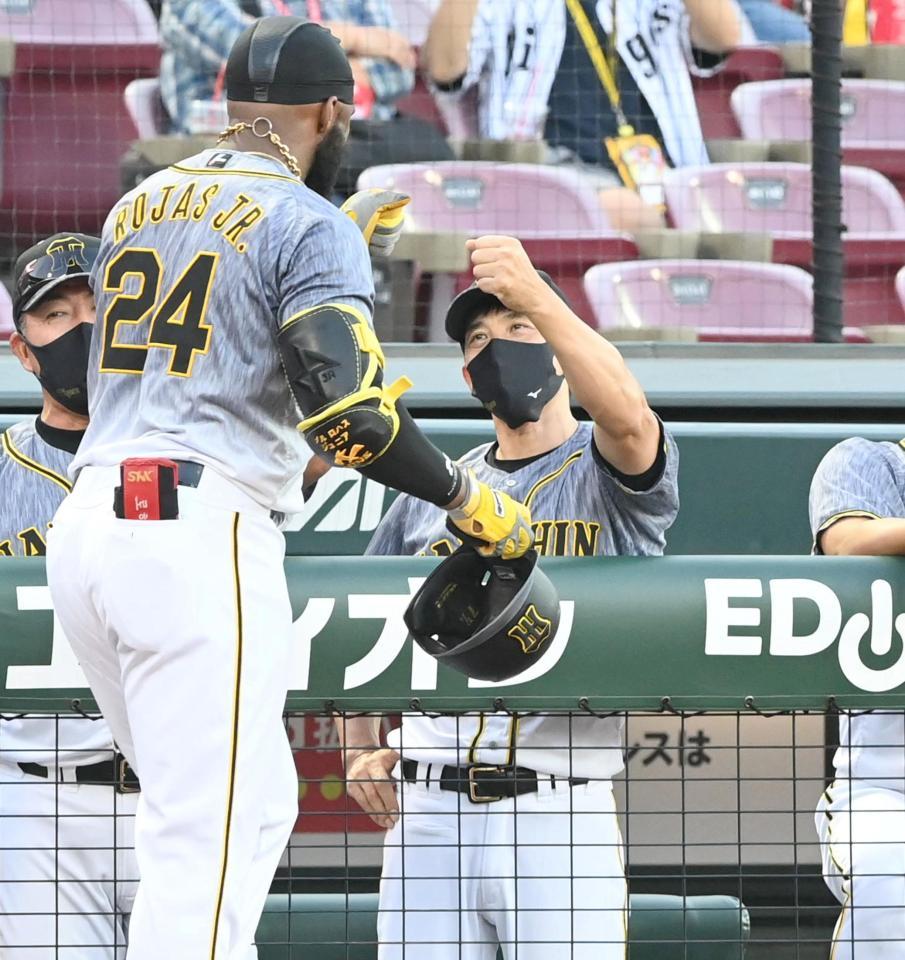 ２回、先制ソロを放ったロハス（２４）を迎える矢野監督（撮影・飯室逸平）