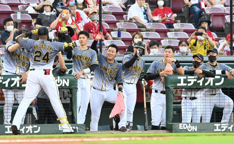 ２回、ロハスの先制ソロにわく阪神ナイン（撮影・飯室逸平）