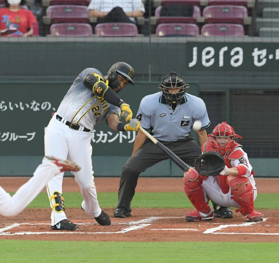 ２回、ロハスは左越えに先制ソロを放つ（撮影・山口登）