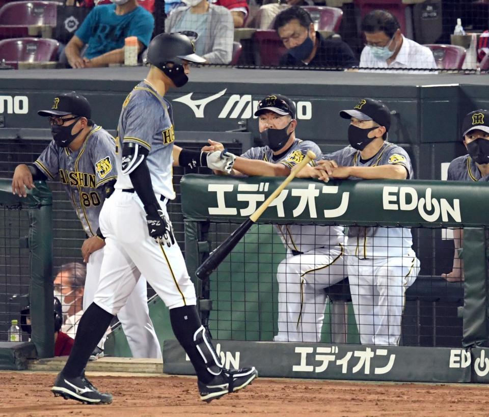 ６回、佐藤輝は３打席連続三振に倒れベンチに戻る（撮影・山口登）