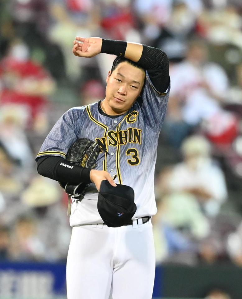 ５回、好機に凡退し、守備位置で汗をぬぐう大山（撮影・飯室逸平）