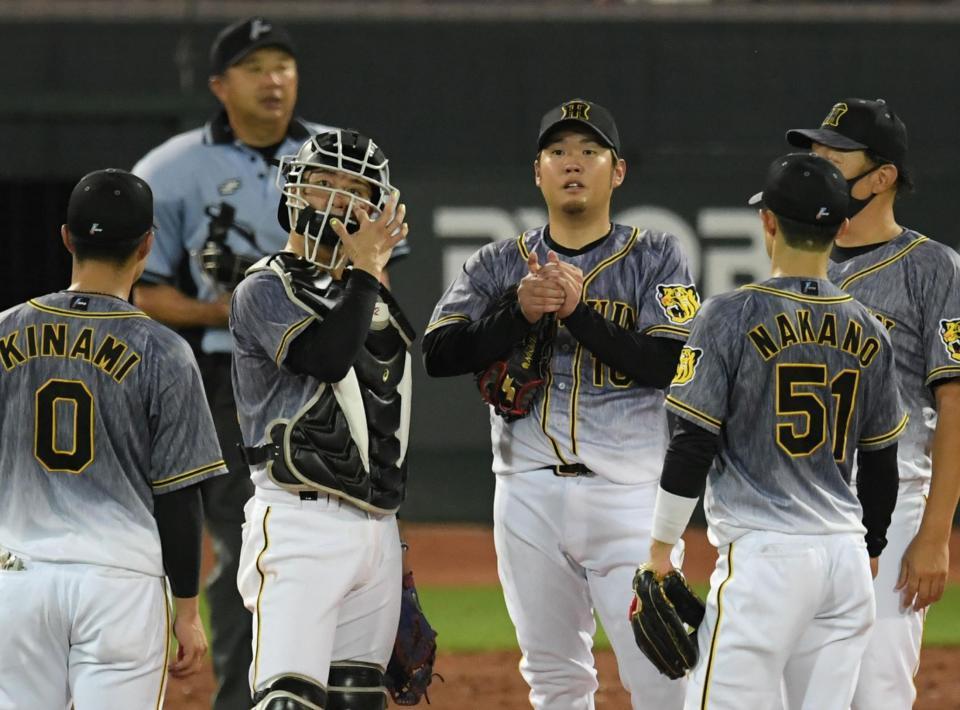 ４回、ピンチを迎えマウンドに集まる坂本と西勇ら阪神ナイン（撮影・山口登）