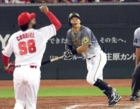 　８回、コルニエル（手前）の前に左飛に倒れる佐藤輝（撮影・山口登）