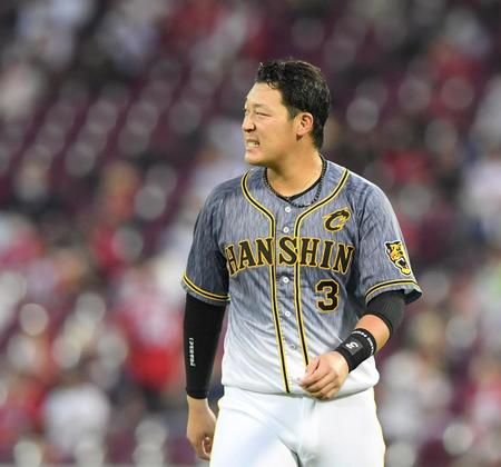 　３回、併殺に倒れた阪神・大山悠輔は顔をしかめて悔しがる＝マツダスタジアム（撮影・田中太一）