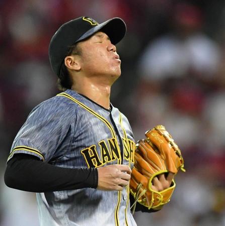 　２回、広島・野間に適時打を許し、悔しがる阪神・村上＝マツダスタジアム（撮影・田中太一）