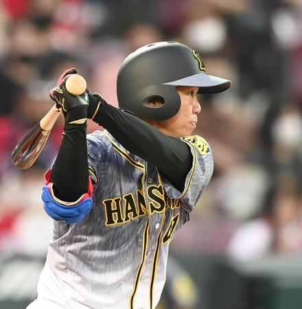 　２回、プロ初安打となる中前打を放つ阪神・村上＝マツダスタジアム（撮影・飯室逸平）