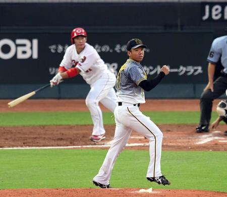 　１回広島１死一・二塁、阪神・村上は広島・坂倉に適時二塁打を許す＝マツダスタジアム（撮影・山口登）