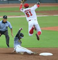 　１回、阪神・中野は盗塁を決まる＝マツダスタジアム（撮影・山口登）