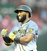 　１回、先制タイムリーを放ち、笑顔がはじける阪神・ロハス＝マツダスタジアム（撮影・飯室逸平）