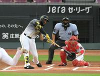 　１回、阪神・ロハスは中前に先制適時打を放つ＝マツダスタジアム（撮影・山口登）
