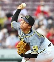 　１回、力投する阪神・村上＝マツダスタジアム（撮影・飯室逸平）