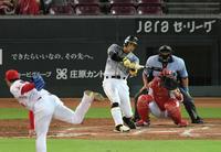 　４回、代打の阪神・糸井は右翼線に二塁打を放つ＝マツダスタジアム（撮影・山口登）