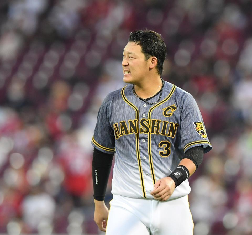 　３回、併殺に倒れた阪神・大山悠輔は顔をしかめて悔しがる＝マツダスタジアム（撮影・田中太一）