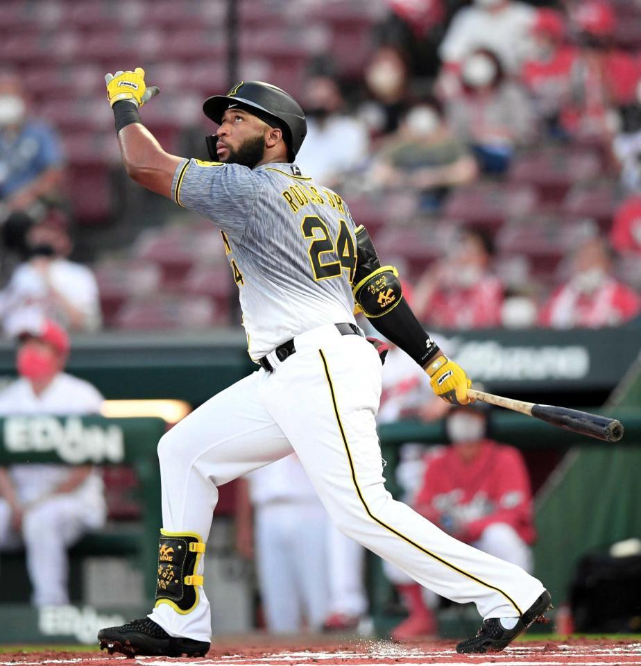 　２回、左越えに先制ソロを放つロハス（撮影・田中太一）