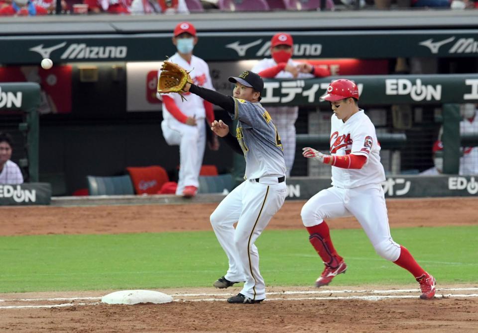 　１回、阪神・村上は一塁にベースカバーに入るも広島・小園はセーフになる＝マツダスタジアム（撮影・山口登）