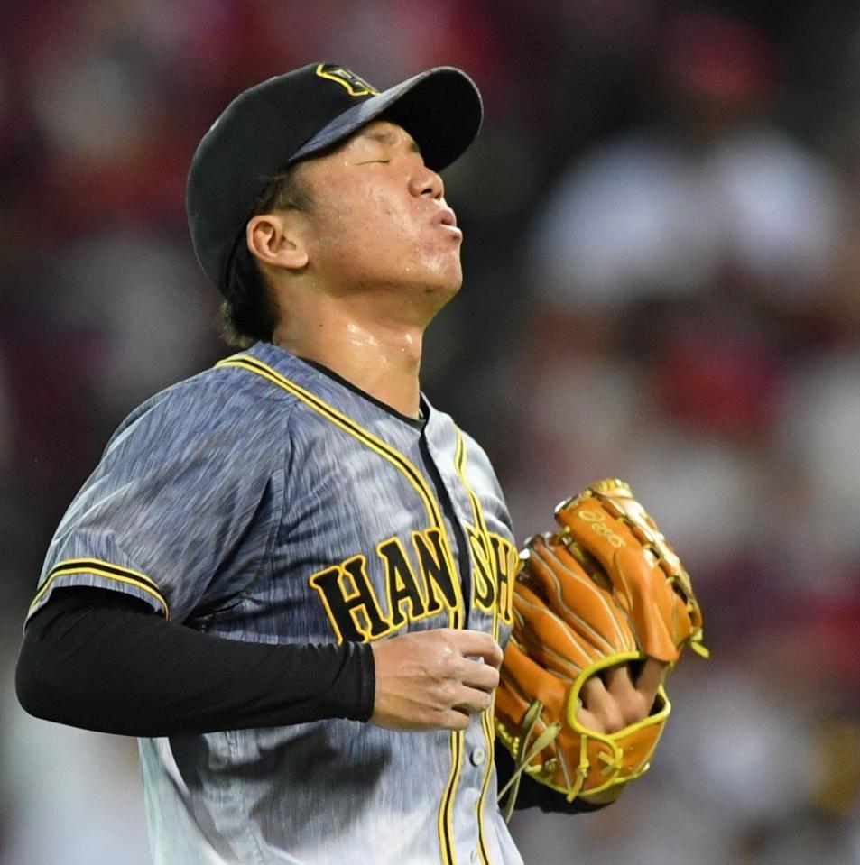 　２回、広島・野間に適時打を許し、悔しがる阪神・村上＝マツダスタジアム（撮影・田中太一）