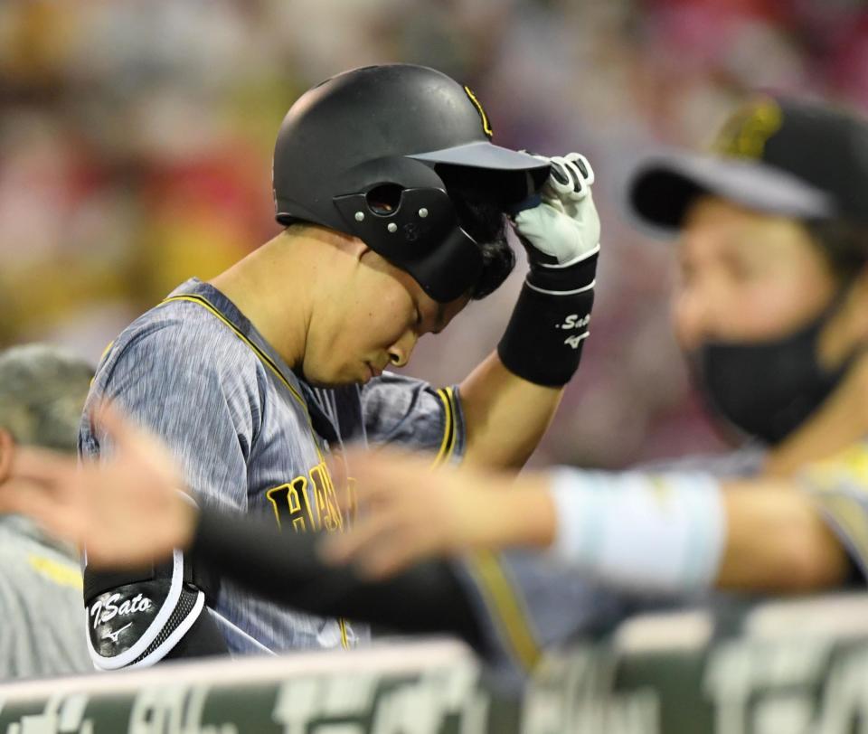 　６回、見逃し三振に倒れた阪神・佐藤輝は悔しさをにじませながらベンチへ下がる＝マツダスタジアム（撮影・田中太一）