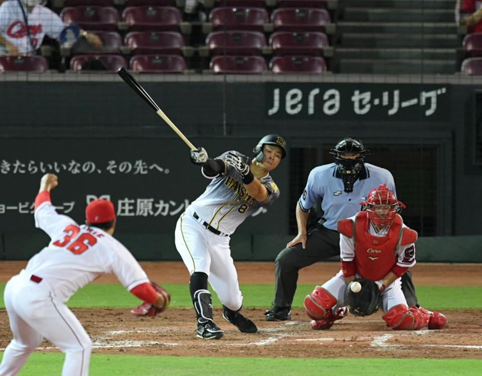 　４回、阪神・佐藤輝は空振り三振に倒れる＝マツダスタジアム（撮影・山口登）