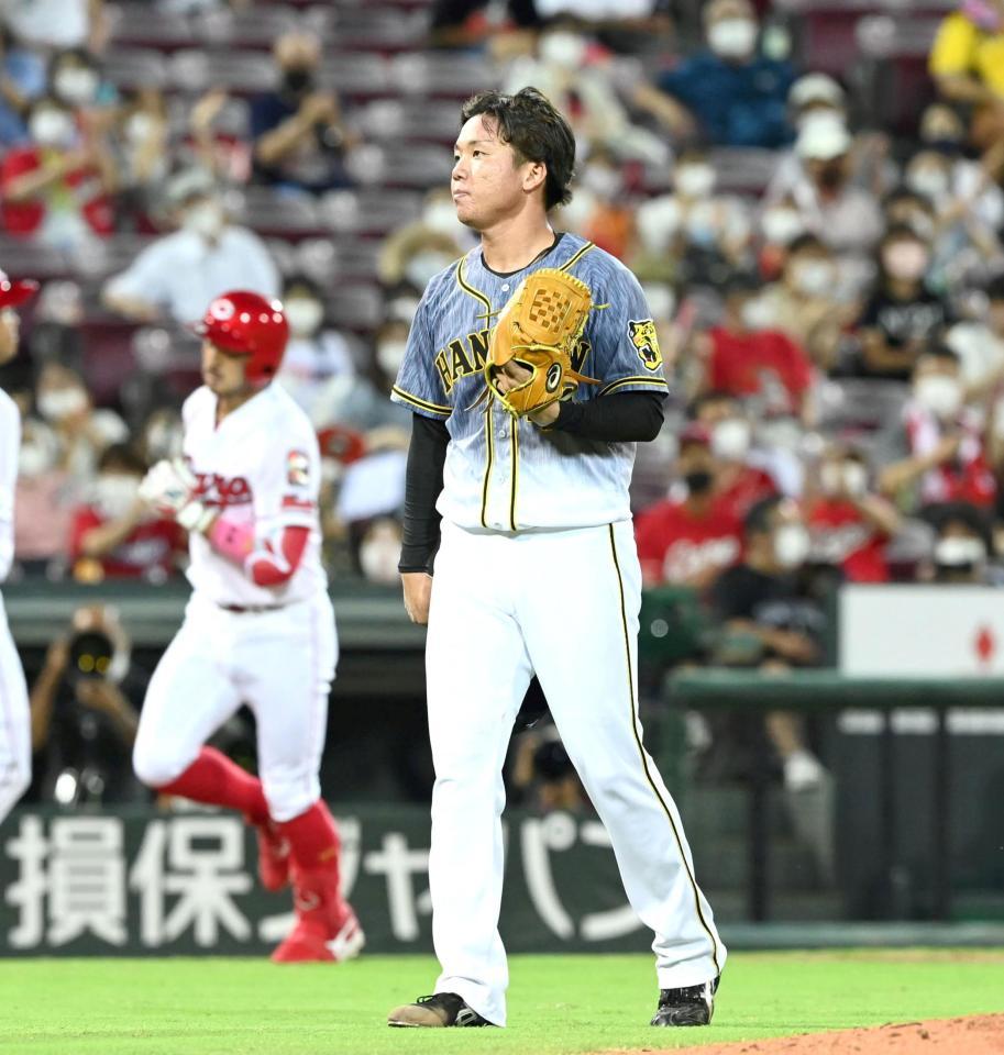 　３回、菊池涼のソロで５点目を奪われる村上（撮影・飯室逸平）