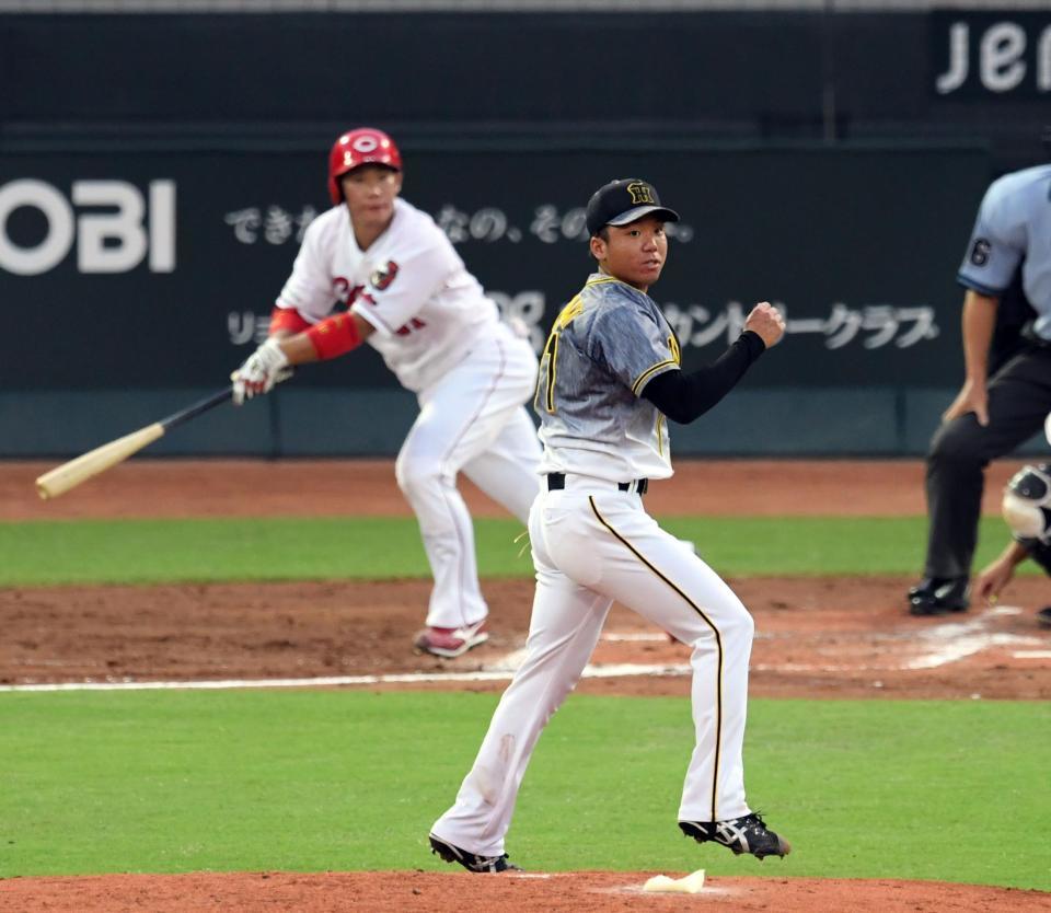 　１回広島１死一・二塁、阪神・村上は広島・坂倉に適時二塁打を許す＝マツダスタジアム（撮影・山口登）
