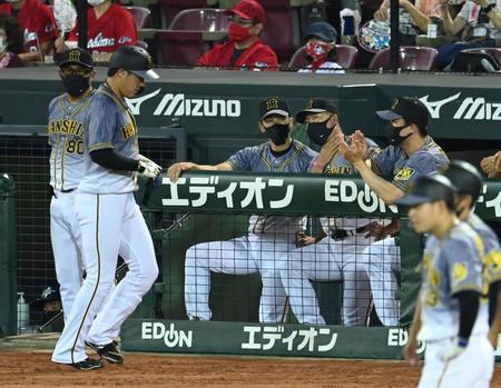 　７回、大山は凡退しベンチに戻る