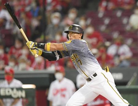 　６回、中前へ安打を放つ糸井