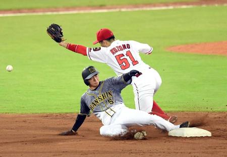 　４回、近本は盗塁を決める（野手・小園）