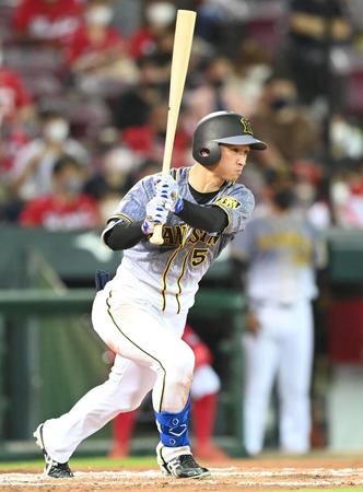 　６回、右前打を放つ近本