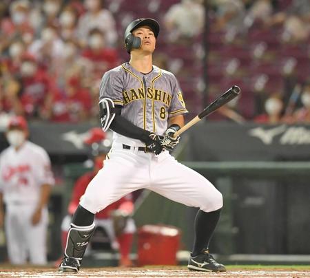 　６回、見逃し三振に倒れる佐藤輝