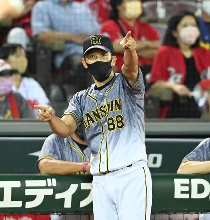 　８回、佐藤輝に代打・原口を告げる矢野監督