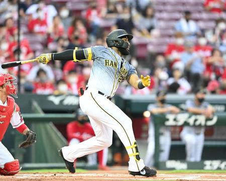 　１回、先制タイムリーを放つロハス