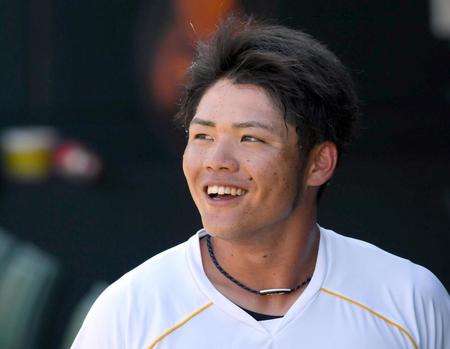 １軍に合流し、即スタメンの阪神・小野寺暖＝マツダスタジアム（撮影・田中太一）